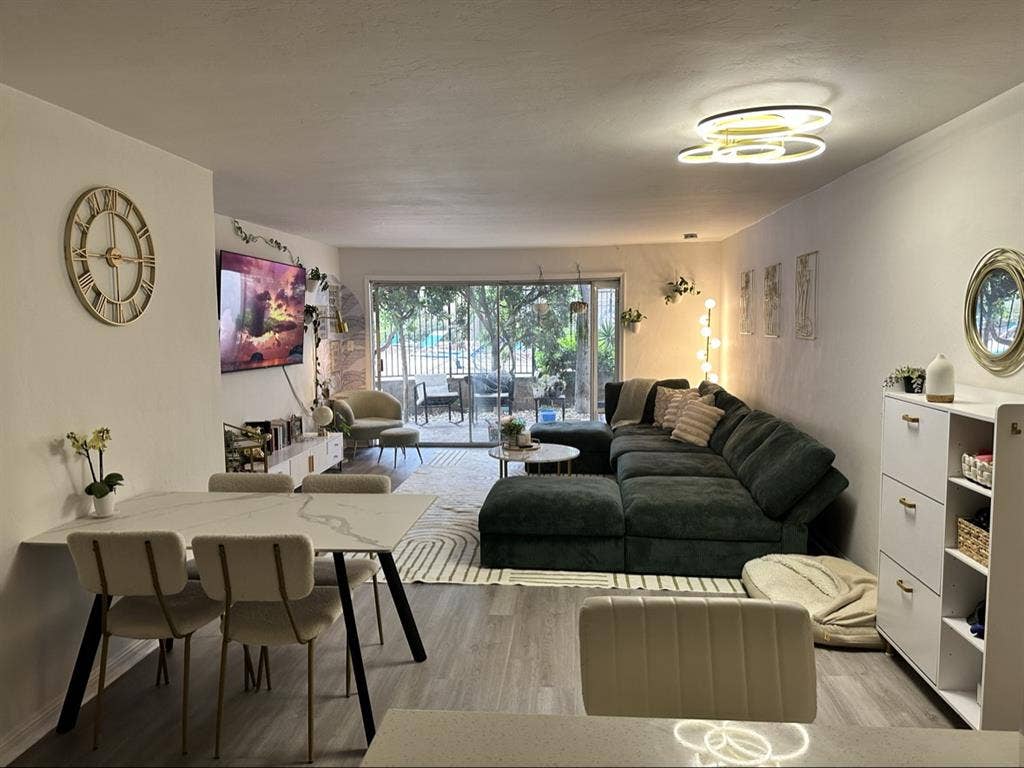 Spacious private Room and Bath