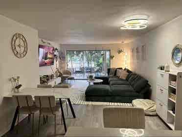 Spacious private Room and Bath