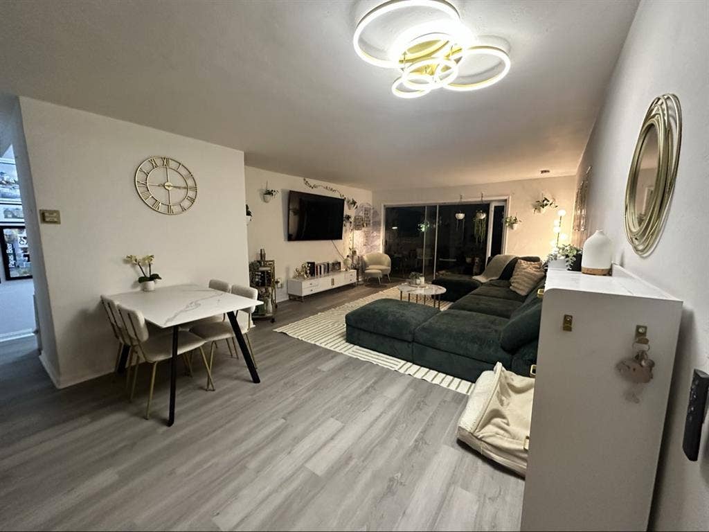 Spacious private Room and Bath
