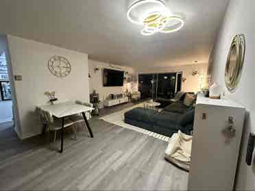 Spacious private Room and Bath