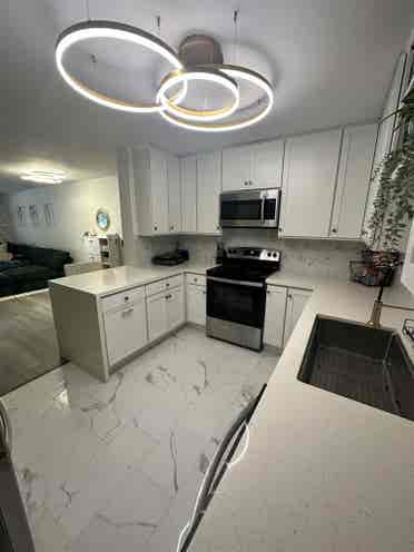 Spacious private Room and Bath