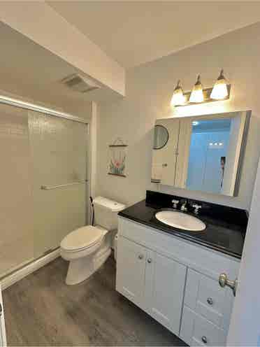 Spacious private Room and Bath