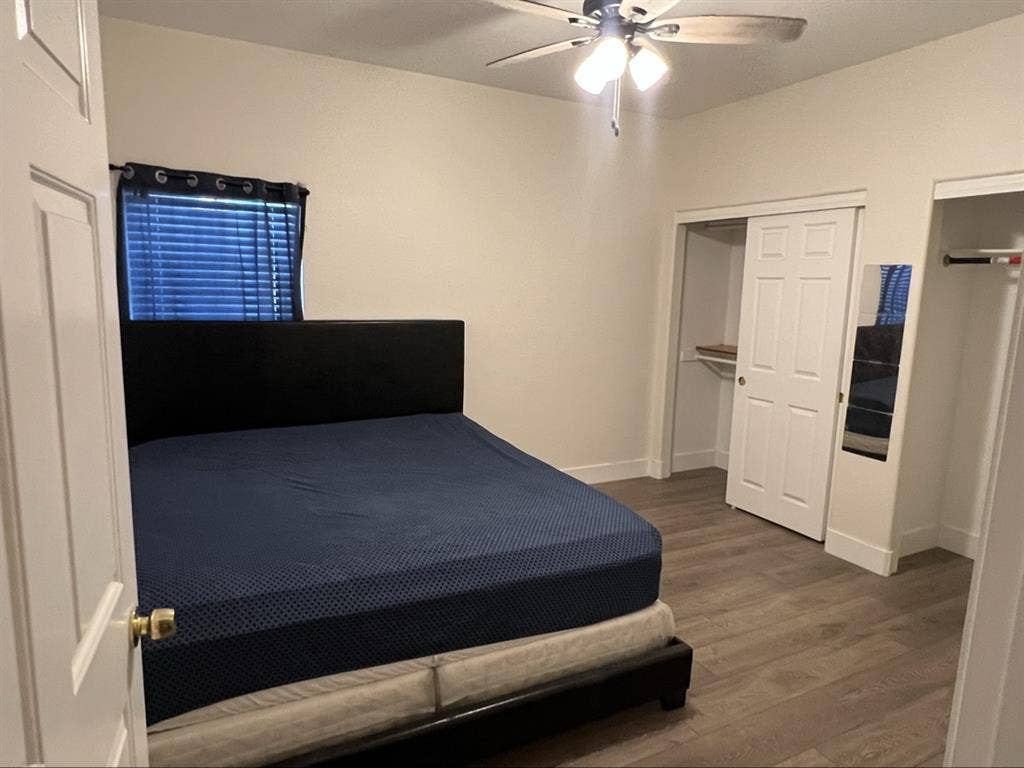 ROOM IN A SPACIOUS APARTMENT