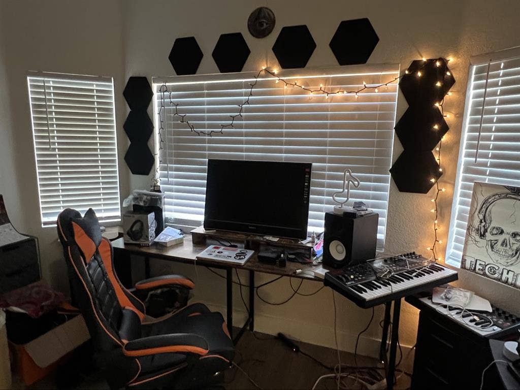 ROOM IN A SPACIOUS APARTMENT