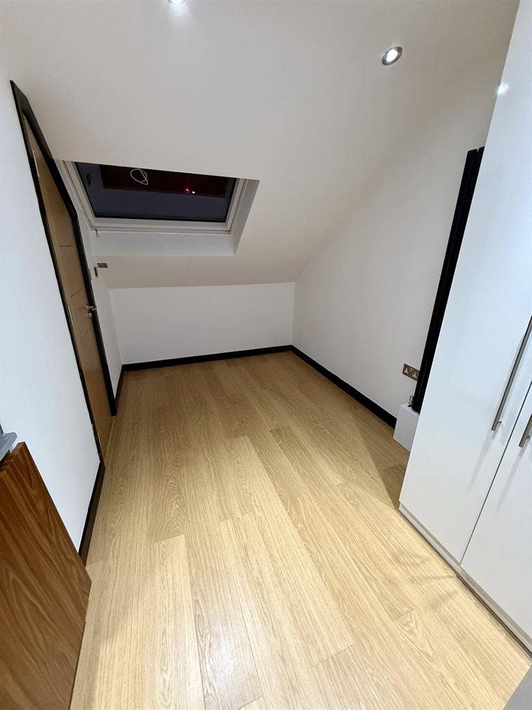 Bright & Spacious Small Studio
