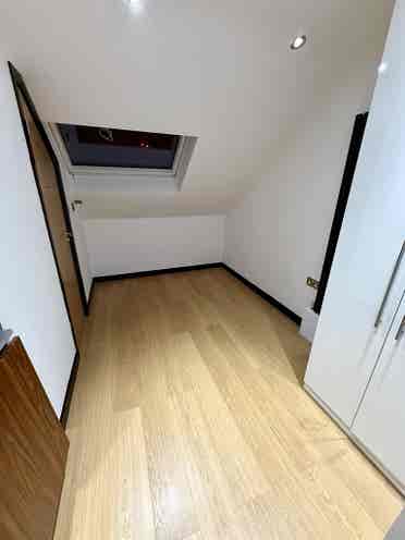 Bright & Spacious Small Studio