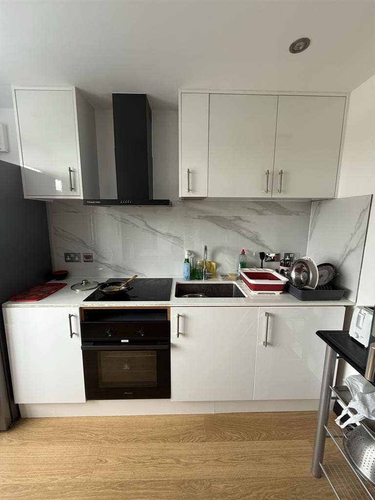 Bright & Spacious Small Studio