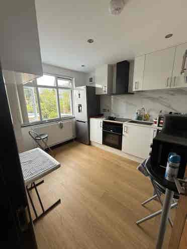 Bright & Spacious Small Studio