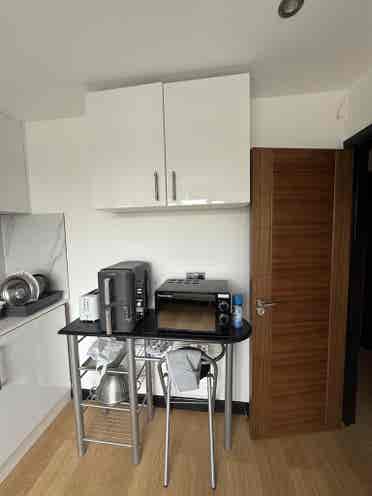 Bright & Spacious Small Studio