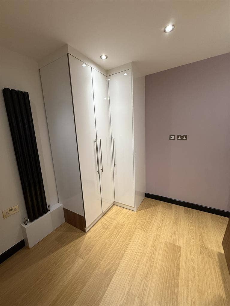 Bright & Spacious Small Studio