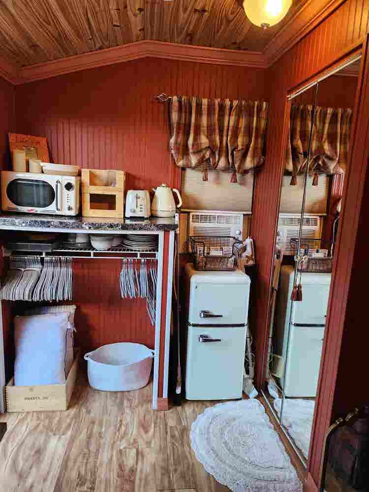 Tiny cottage efficiency for rent