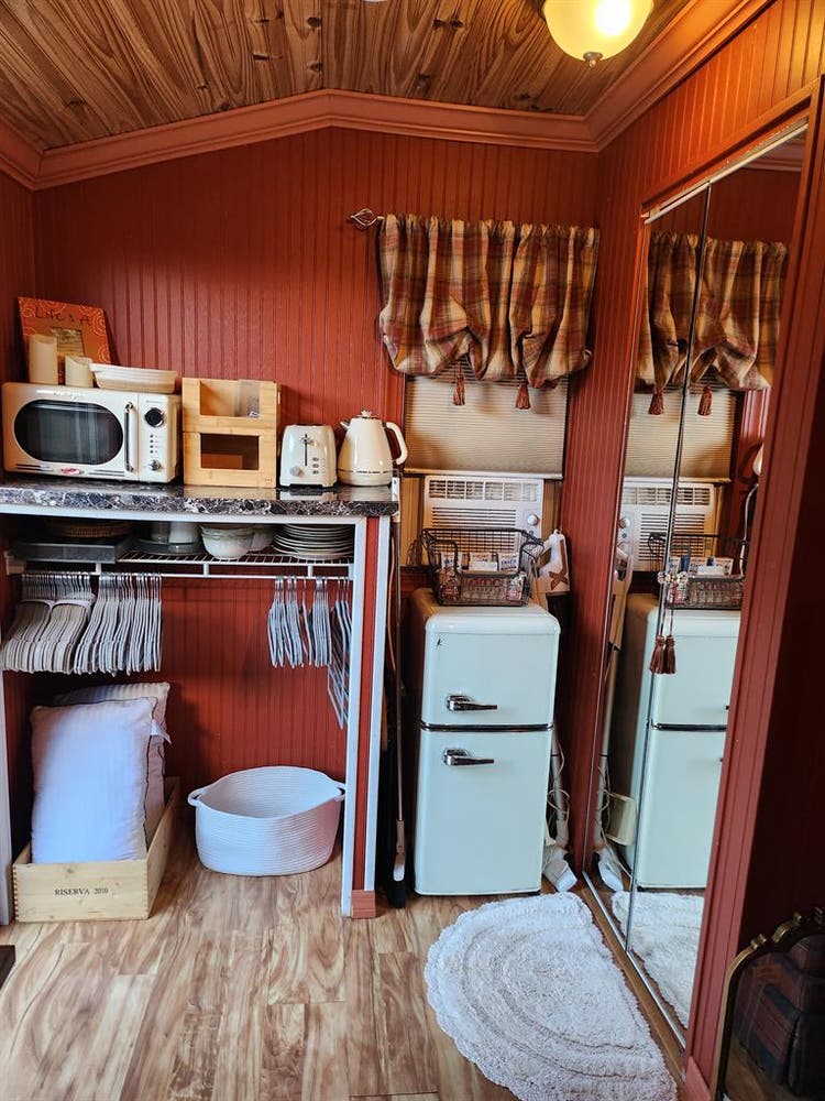 Tiny cottage efficiency for rent