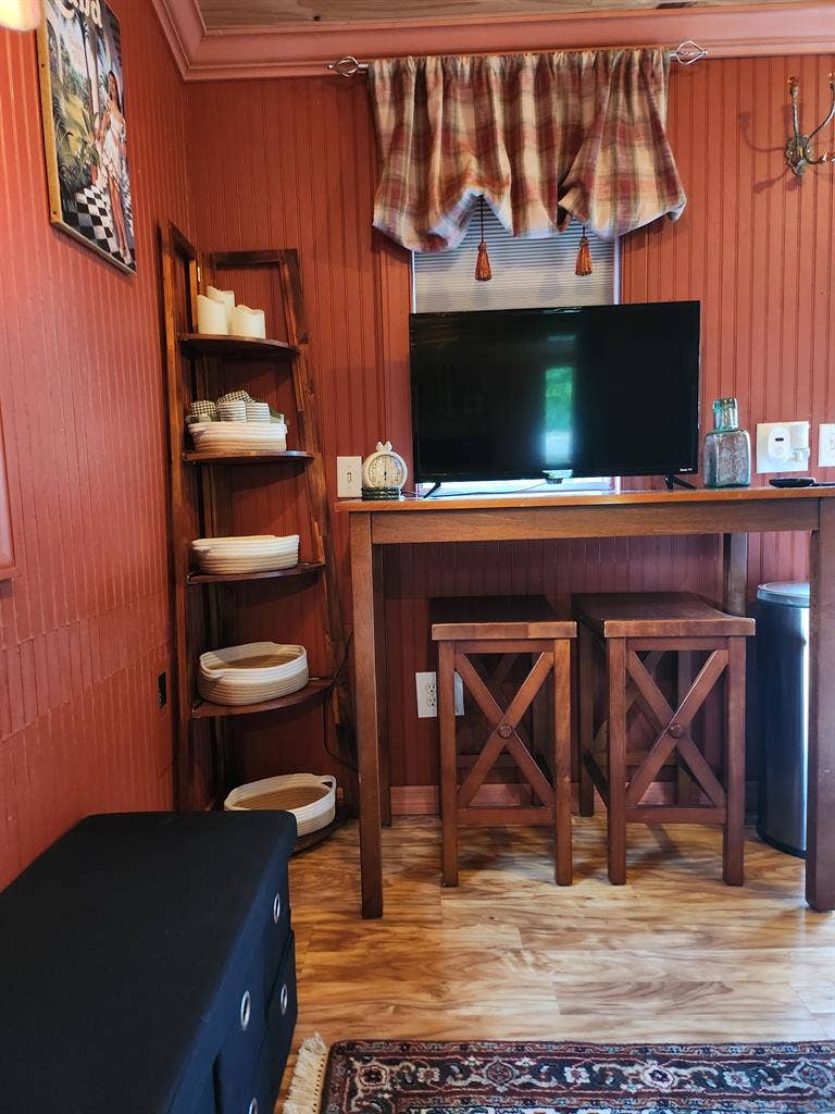 Tiny cottage efficiency for rent