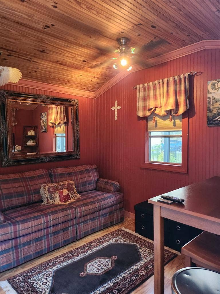 Tiny cottage efficiency for rent