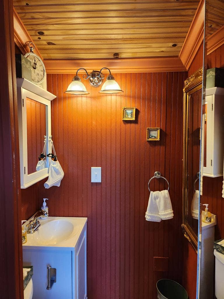Tiny cottage efficiency for rent