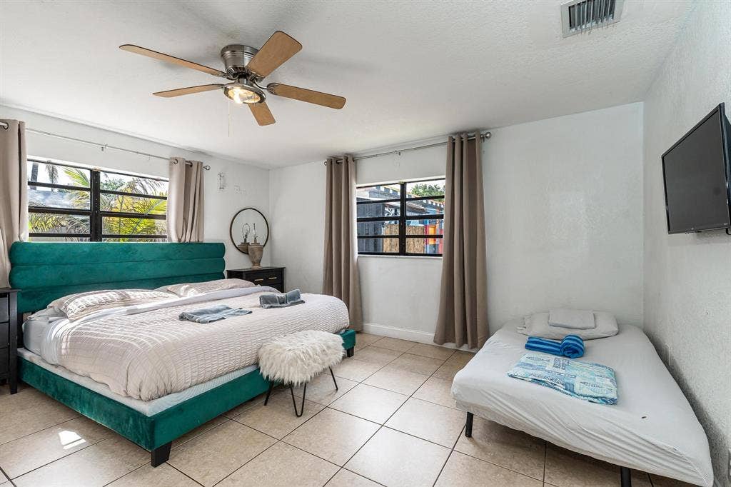 Spacious Home Pool Table WiFi & A/C