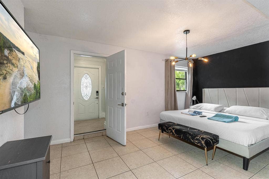 Spacious Home Pool Table WiFi & A/C