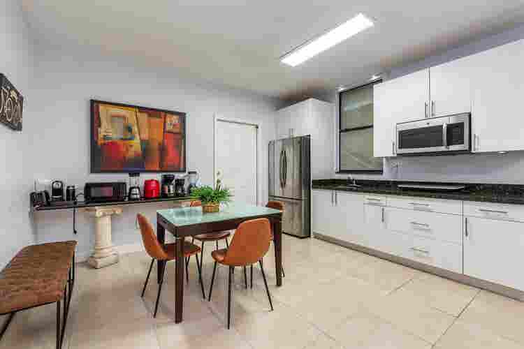 Cozy Functional Home Great Location