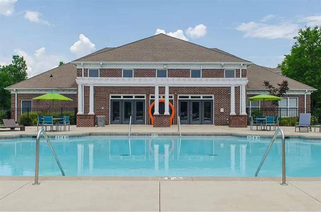 Looking for a third roomie for Aug