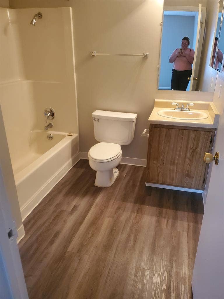 Looking for long term roommate