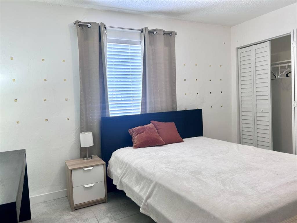 Midtow (Edgewater) private room