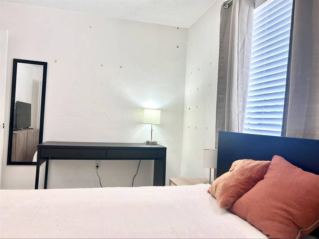 Midtow (Edgewater) private room
