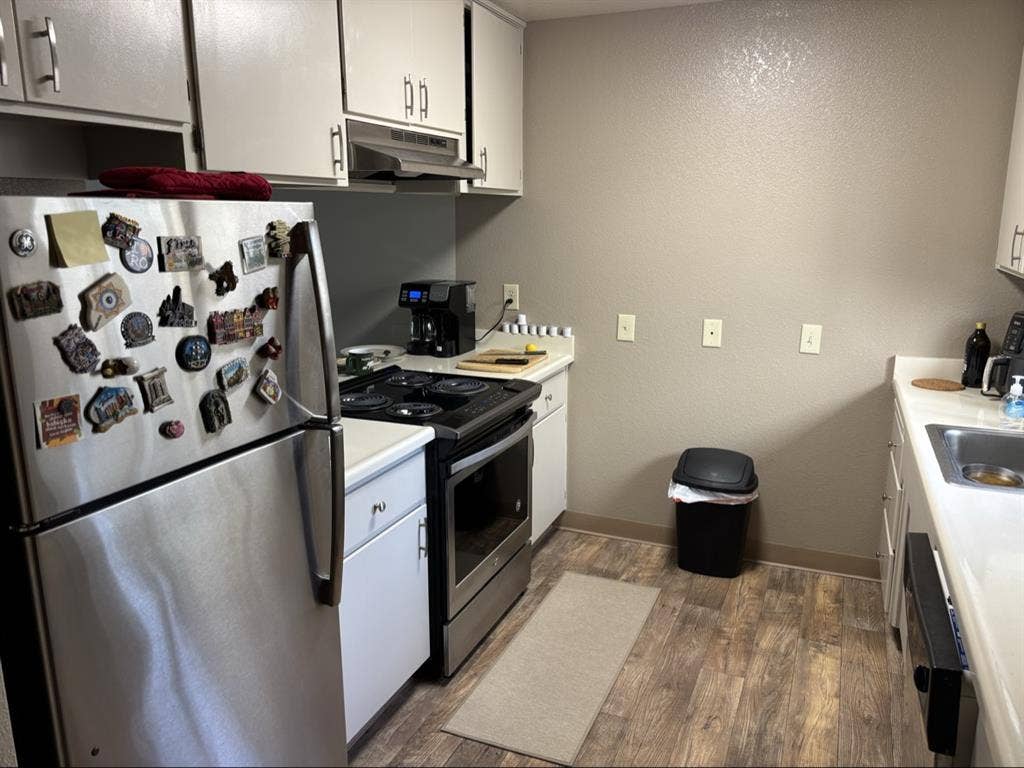 Looking for
Professional Roommate