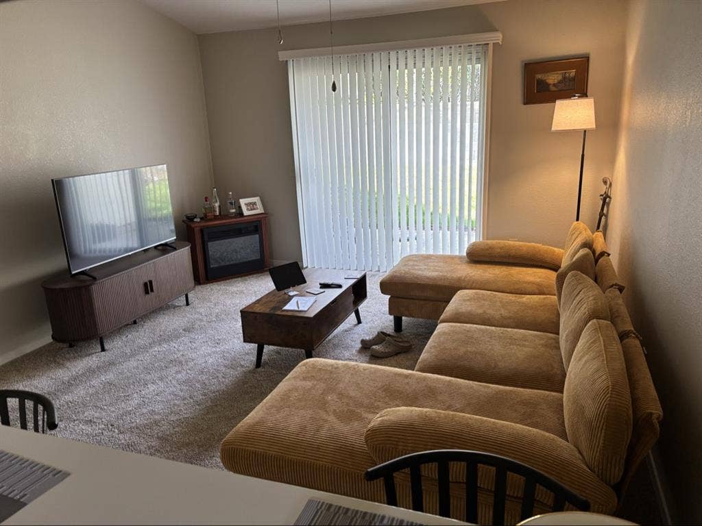 Looking for
Professional Roommate
