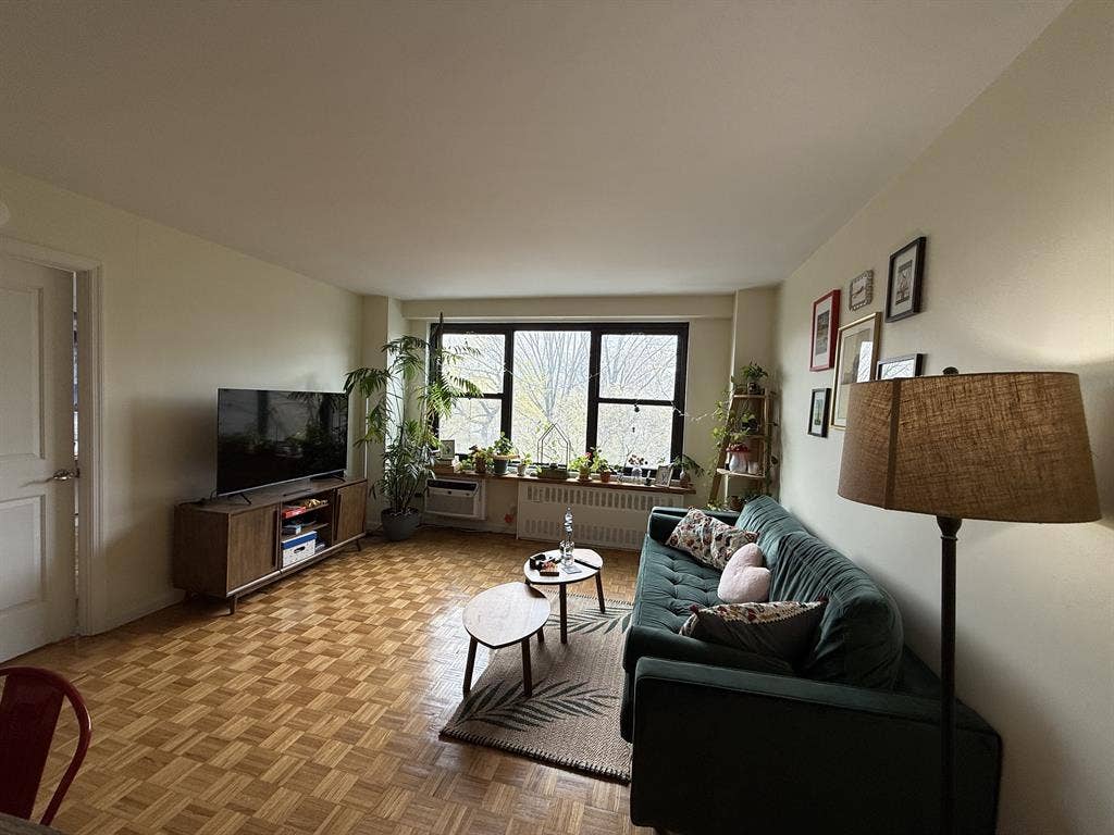 Large Bedroom w/Bathroom and Office