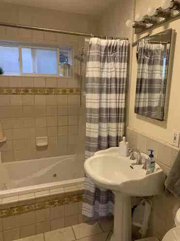 Large room for rent in Clairemont