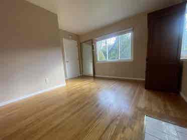 Room for rent near 
Reservoir