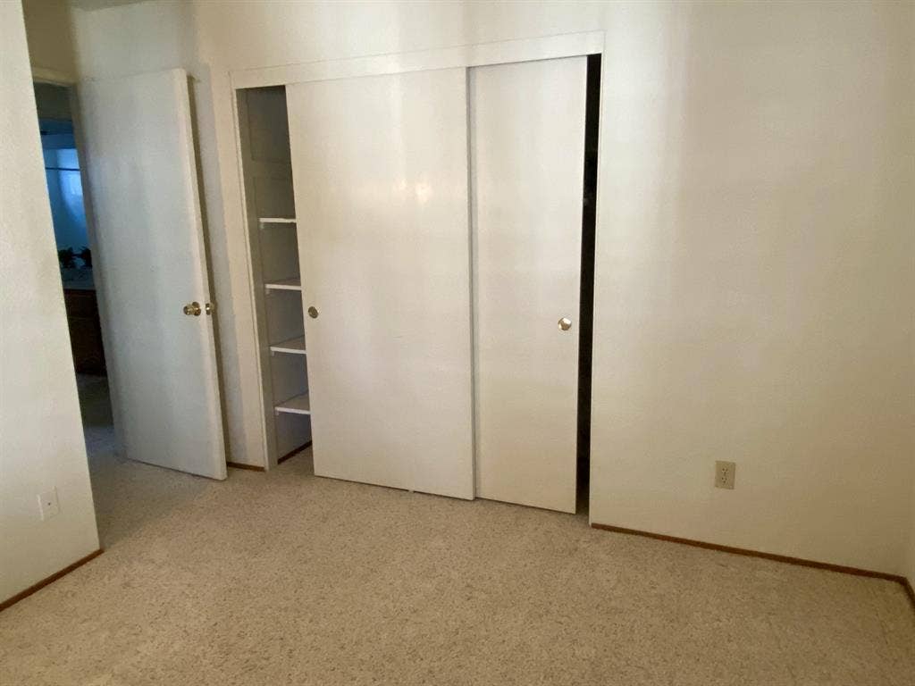 Looking for female housemate