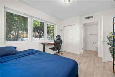 🔑 Modern 2BR South Beach Room