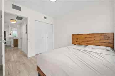 🔑 Modern 2BR South Beach Room