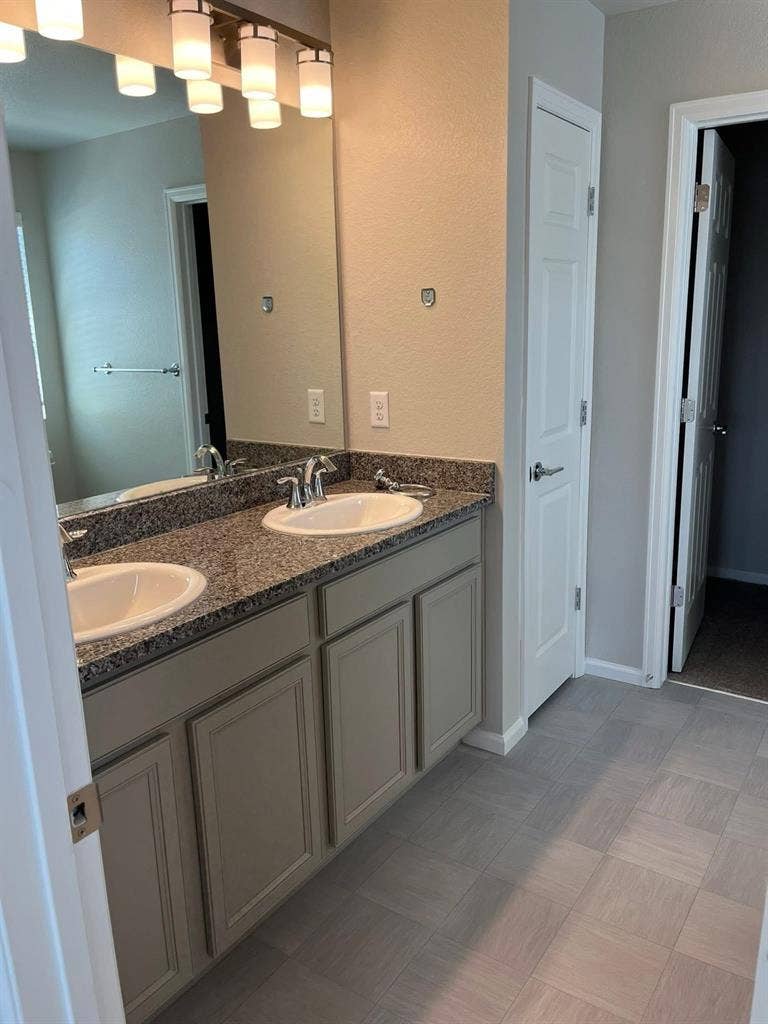 Spacious Master Suite Near DIA