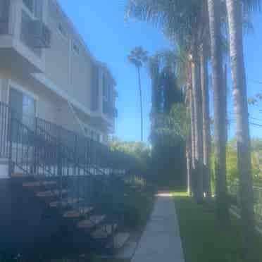 1 bed in unit laundry share bath