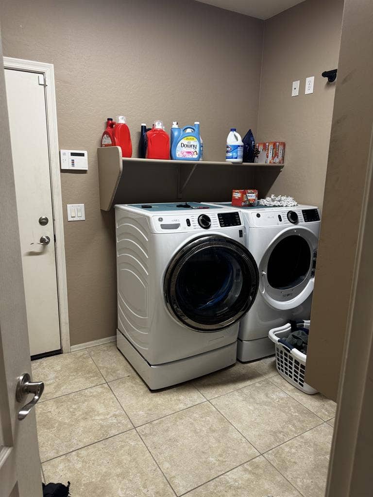 Room for rent in Avondalee