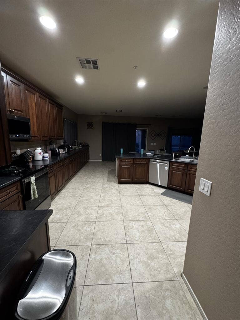Room for rent in Avondalee