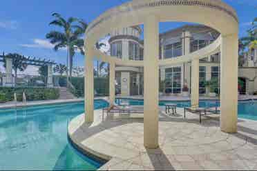 Luxury apartment for rent now