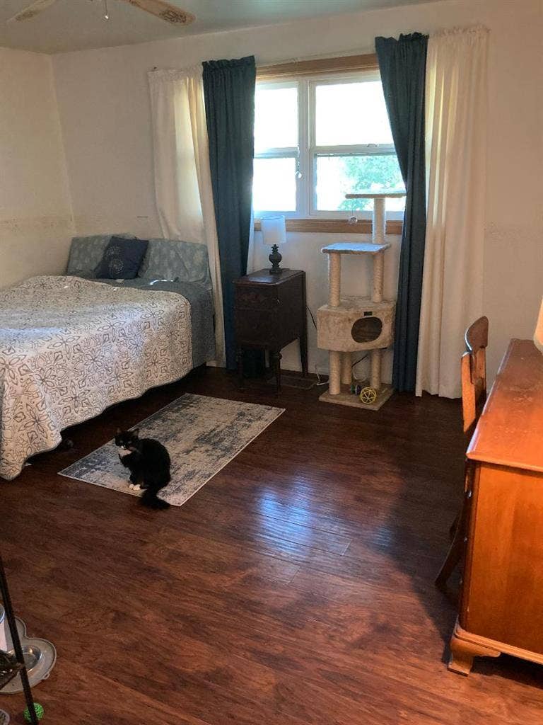 Large furnished room for female