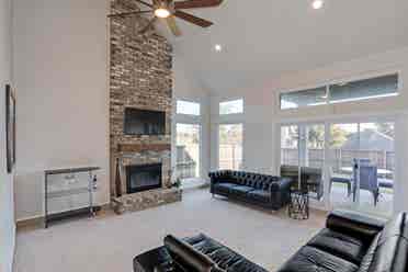Furnished, safe area, restaurants