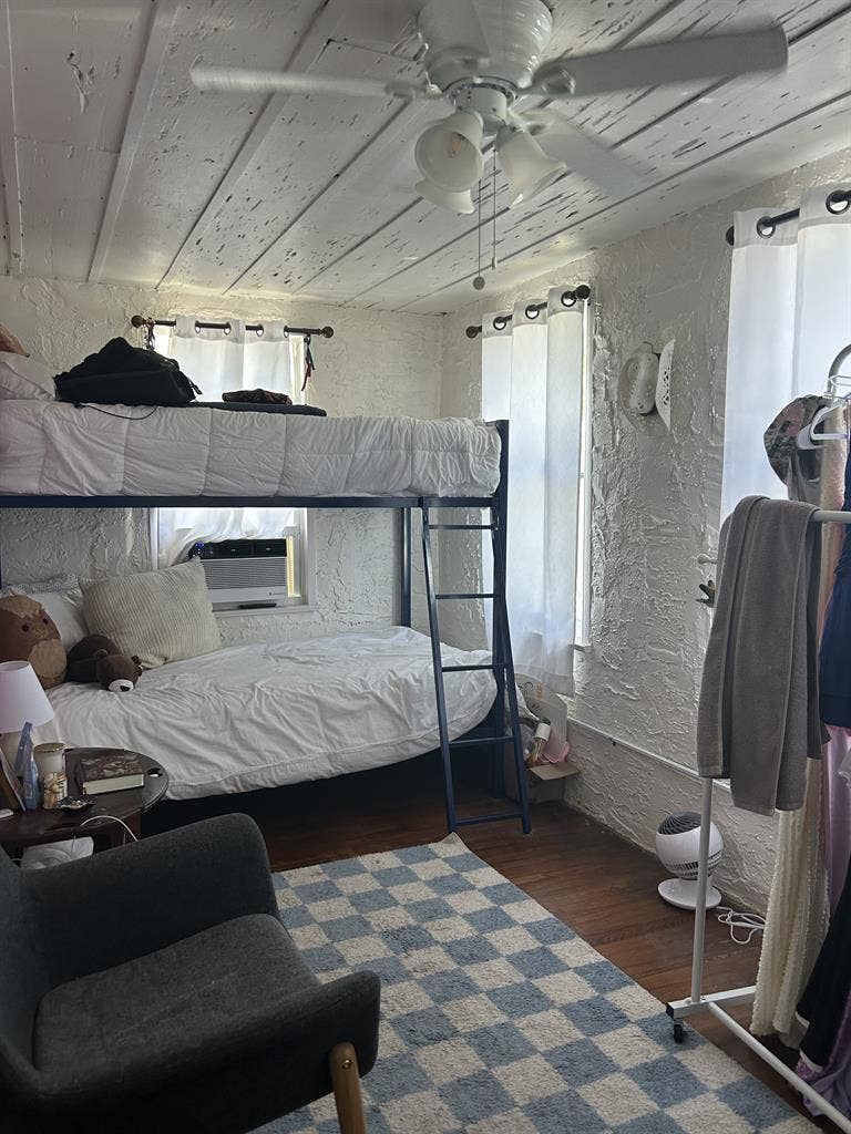 FEMALE(S): PRIVATE ROOM W/ BUNK BED