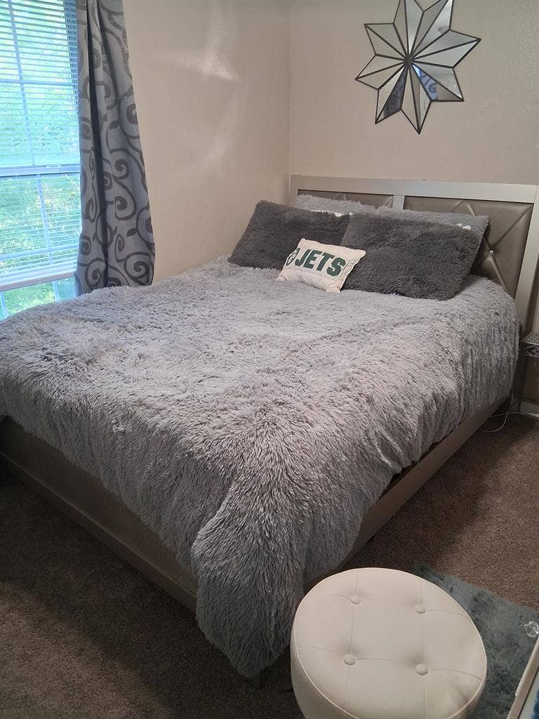 Room for rent in 3 bdrm apt