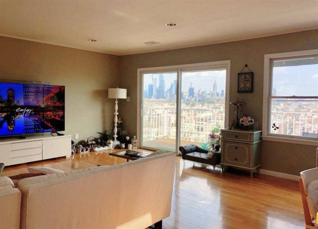 Roommate wanted in JC apt, view