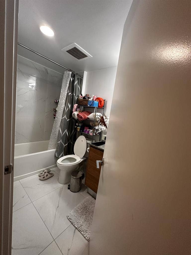 ROOM FOR RENT !!
