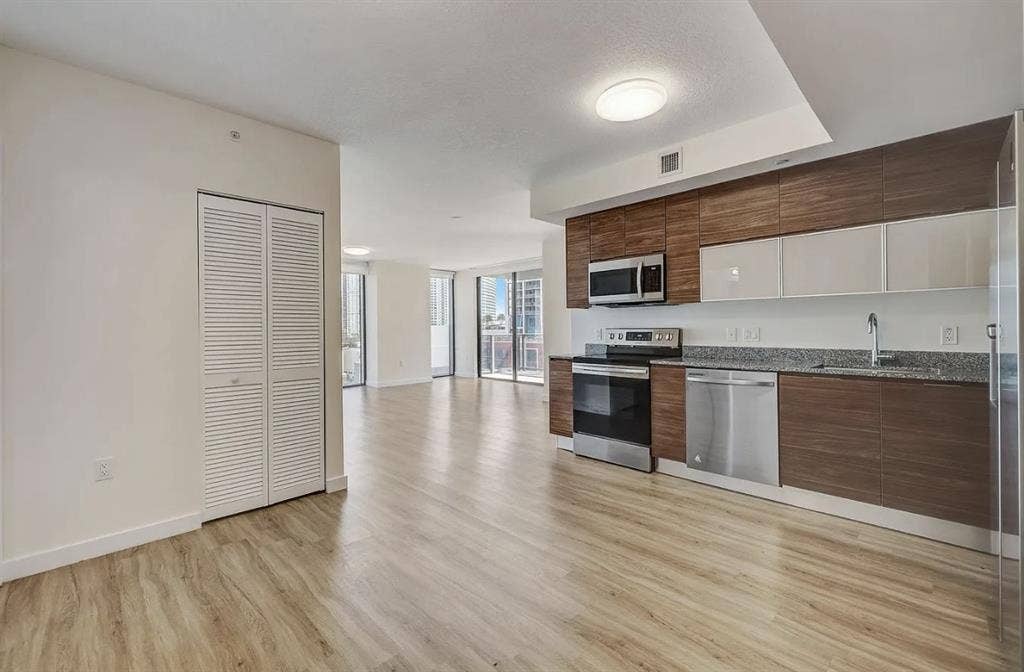 ROOM FOR RENT !!