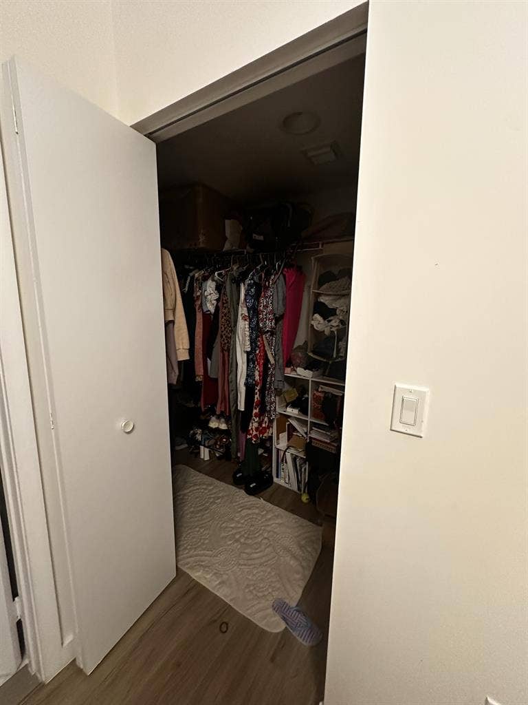 ROOM FOR RENT !!