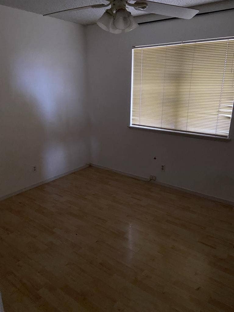 2 rooms available smalll