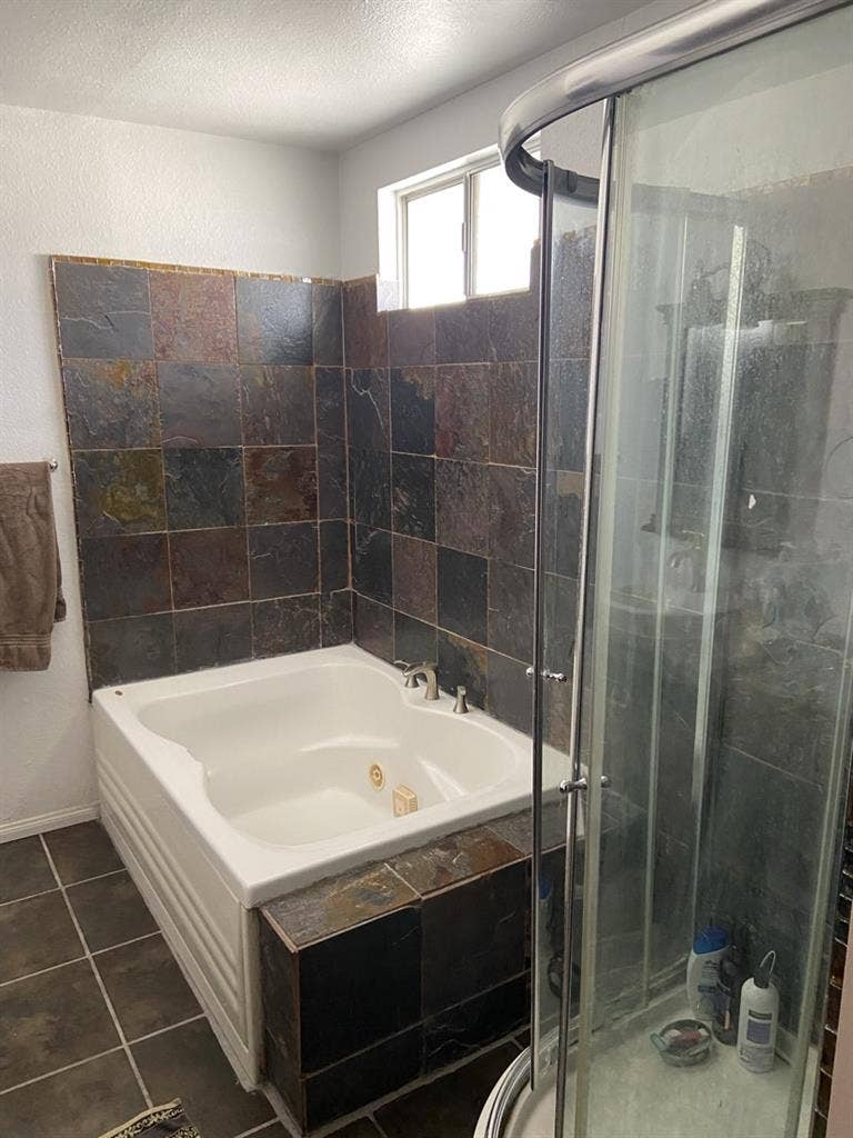 2 rooms available smalll