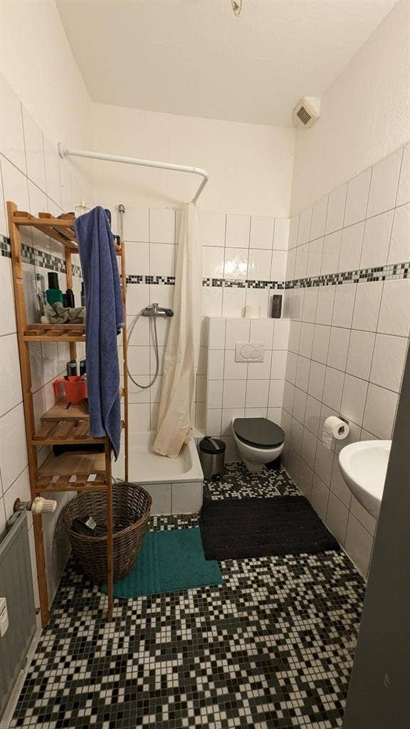 Bright room in nice WG